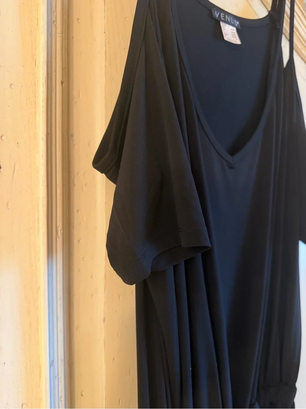 VENUS sleek black